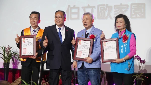 ▲社團法人彰化縣喜樂小兒麻痺關懷協會理事長陳忠盛頒贈國際獅子會300D-1區彰化愛心獅子會與國立彰師大傑出校友發展協會、彰化市老人會等單位感謝狀。（記者林明佑攝）