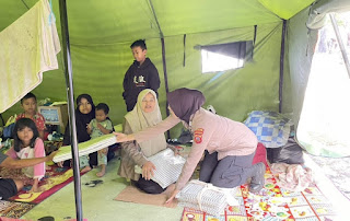 Wujud Empati,  Polwan  Bagikan Selimut Hangat Untuk Korban Gempa Cianjur