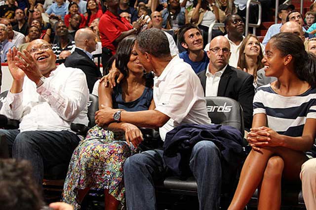 Barack+Obama+ready+for+kiss+with+his+wife