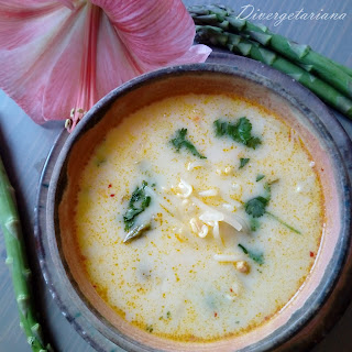 Sopa tailandesa con flor amarilis y espárragos trigueros