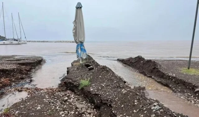 καταστροφές σε παραλία από τις πλημμύρες