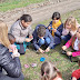 École du dehors (19 mars) : récolte de cailloux pour une activité artistique et partage des photos prises pendant les classes de mer avec les élèves qui y étaient absents.