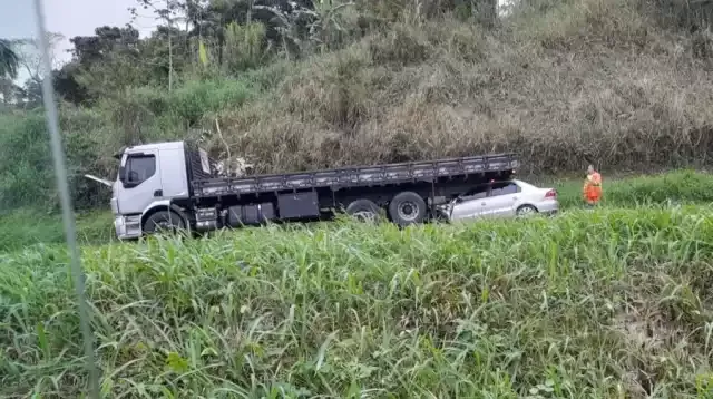 Acidente entre Caminhão e um automóvel deixa uma vítima fatal na Régis Bittencourt, em Cajati