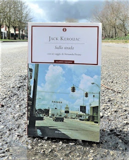 Sulla strada Jack Kerouac Recensione no spoiler felice con un libro