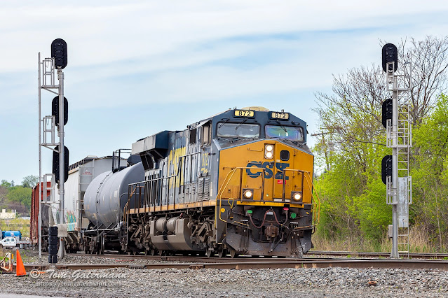 CSXT 872 leads M364-06 east through the eastward absolute signals of CP285