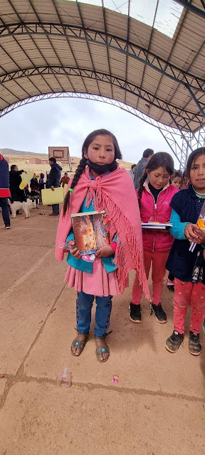 Mehr als 200 Schüler haben dank unserer lieben Spender Schulmaterialien in der Bildungseinheit von Tomaycuri - Potosí - Bolivien erhalten. Auch der Regen und die einsetzende Kälte konnten das nicht verhindern. Die Schüler und Lehrer der ganzen Schule haben sich mit Tanzvorführungen für die Schulmaterial Spenden bei mir und natürlich ganz besonders bei den Spendern bedankt.