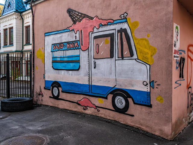 Фургон с мороженым на розовой стене