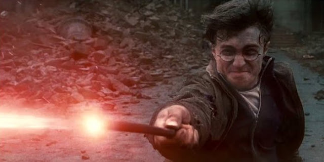 Harry lança magia em Harry Potter e As Relíquias da Morte - parte 2