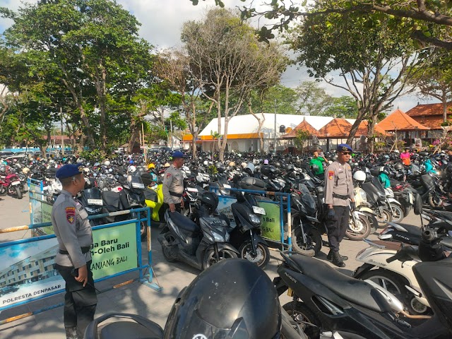 Personil Satpolairud Polresta Denpasar Pos Sanur Atensi Perparkiran dan Pengunjung Pantai Matahari Terbit
