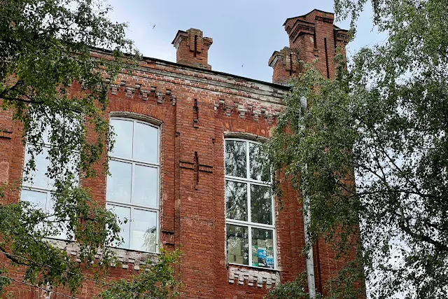 Волоколамск, Фабричная улица, бывшая фабрика «Волоколамский текстиль» (Ткацкая фабрика Егора Старшинова (основана в 1882 году) / Ткацкая фабрика братьев Старшиновых / Торговый Дом «Братья Старшиновы, преемники Егора Старшинова и К°» / Волоколамская ткацкая фабрика имени В. И. Ленина / «Фирма "Волоколамский текстиль"»), корпус 1912 года постройки