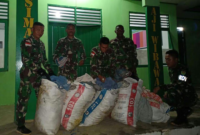 Satgas Pamtas Yonif R 301/PKS Berhasil Gagalkan Penyelundupan Pakaian Bekas di Badau