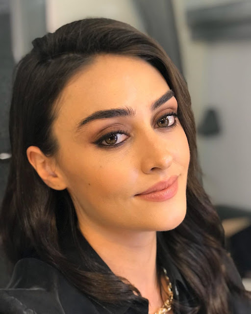 ‘Ertugrul Photography’ lead actress Esra Bilgic stuns in all-black outfit in her photo shoots