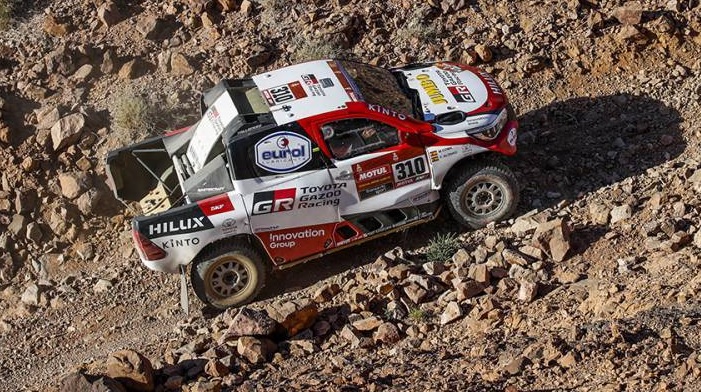 Fernando Alonso y Marc Coma afrontaron la tercera etapa del Dakar 2020 con el objetivo de recuperar terreno y demostrar sus pretenciones de volver a acercarse a los puestos de vanguardia con su Toyota Hilux.