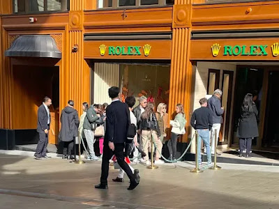 مجموعة من الأشخاص ينتظرون دخول متجر رولكس في جنيف ، سويسرا