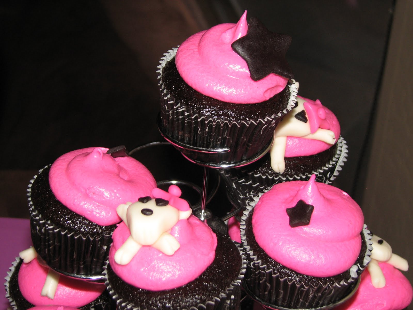 cute halloween cupcakes On the other ones I made girly skulls and black stars.