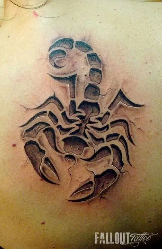 vemos en la espalda de una chica un tatuaje de escorpión, esta en estilo piedra como tallado en su piel