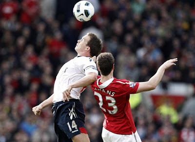 Manchester United Jonny Evans challenges Bolton Wanderers Kevin Davies
