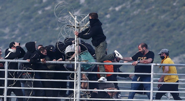  Δείτε ανθρωποειδή ζώα! να τσακώνονται σαν τα σκυλιά για ομάδες! ξευτελίζουν το ανθρωπινό είδος!(vid)