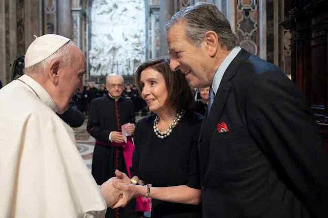 Papa Francisco e Nancy Pelosi previamente à comunhão sacrílega na missa de São Pedro e São Paulo, na Basílica Vaticana