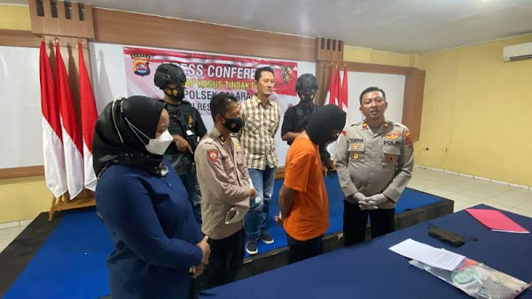 Kepolisian Sektor Balaraja menangkap seorang ayah berinisial EW (45) warga Kampung Kabembem Kelurahan Balaraja Kabupaten Tangerang, pada Sabtu (16/7/2022).
