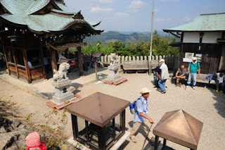 山頂神社境内はあわただしい