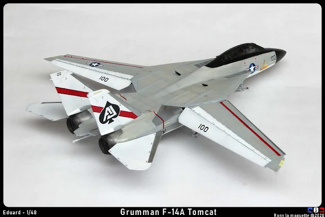 La pose des décalcomanies de la maquette du F-14A Tomcat d'Eduard au 1/48.