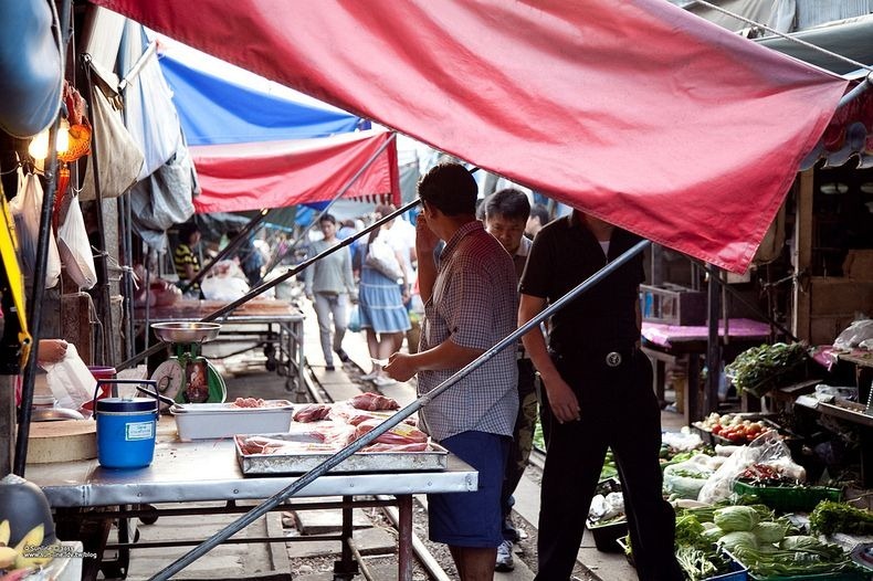 maeklong-railway-market-7