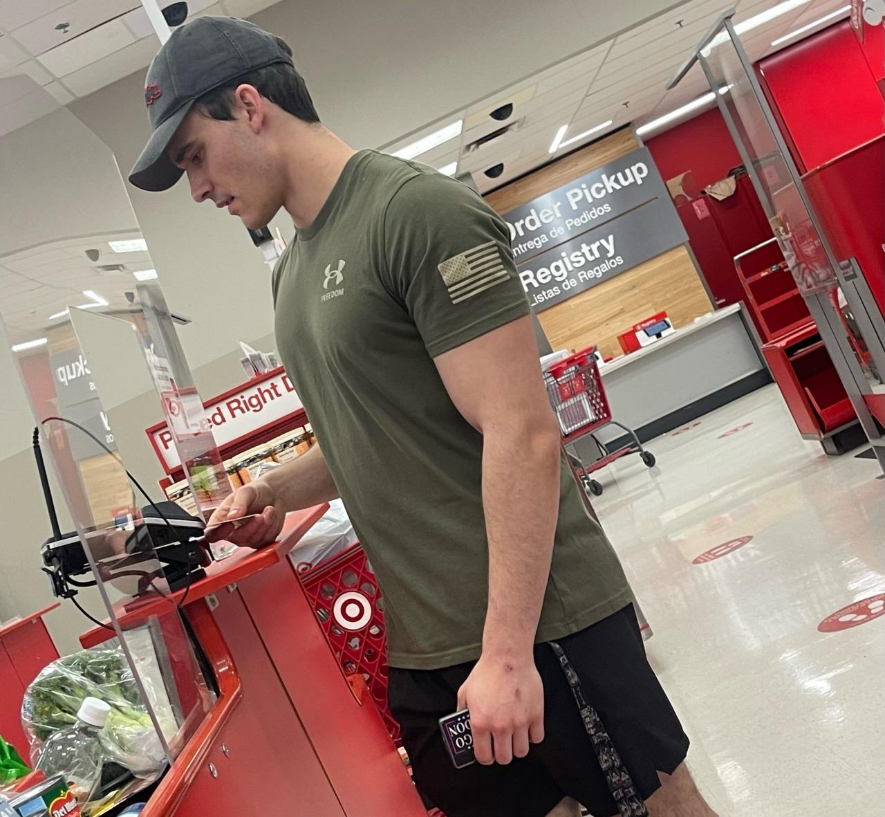 spotted-hot-target-guy-fit-body-anonymous-hunk-shopping
