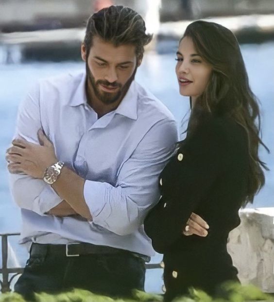 Can Yaman has reconnected with colleague Francesca Chillemi: the new kiss between the two makes murmurs. The gossip world has much to say about their relationship.
