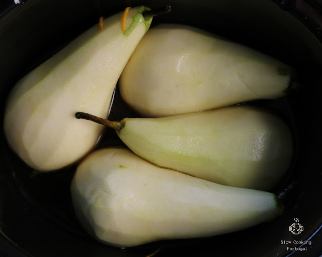 peras com moscatel e laranja na crockpot