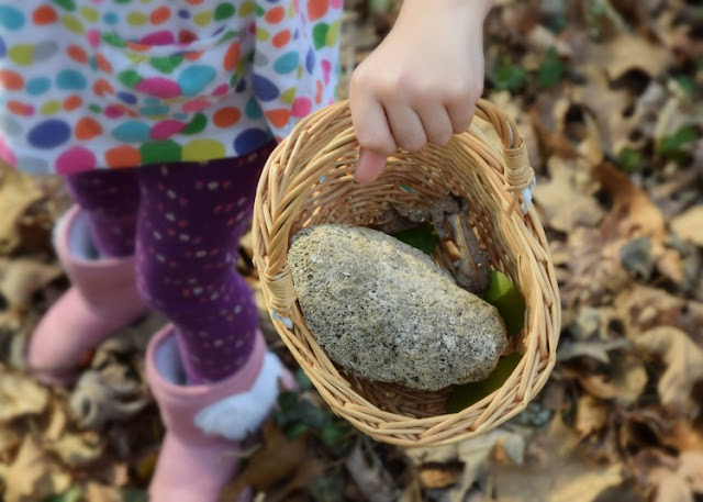 10 Ways To Raise Curious Kids- nurture your children's natural curiosity with these parenting strategies!