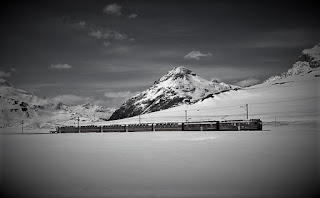 im zug im nirgendwo, panne, der zug steht, angst, kälte, schnee, winter, menschen, aggression, ungeduld, warten, winternacht, kurzprosa, texte, foto, berge, einsamkeit, stille, 