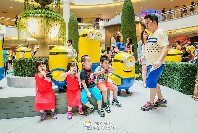 Kids preparing pose for a photo with the minions 