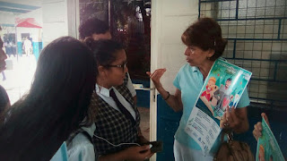 Voluntarios de Nueva Acrópolis difunden bases del Certamen de Literatura en Centros Escolares