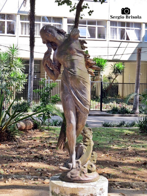 Close-up da Escultura Aurora na Praça Coronel Lisboa - Santo Amaro - São Paulo