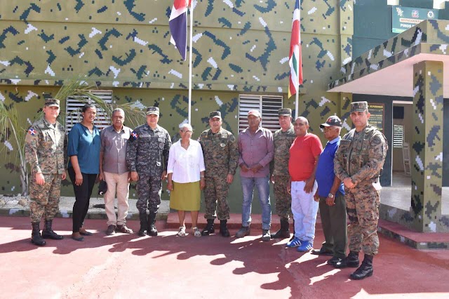 Ministro de Defensa y Comandante General del Ejército entregan vivienda a soldado en Los Pinos del Edén durante recorrido de supervisión por la zona fronteriza del país