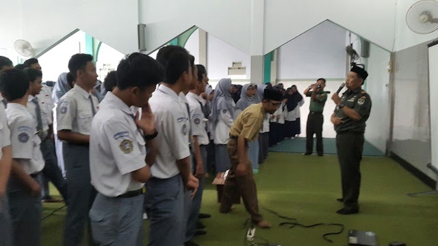 Danramil 01/Pancoran Mas Minta Siswa Jangan Mudah Terhasut Berita Hoax