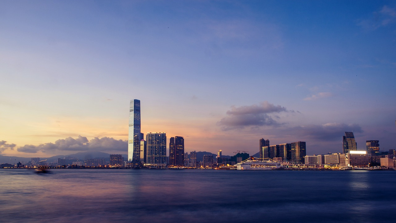 Vista nocturna de rascacielos en Hong Kong
