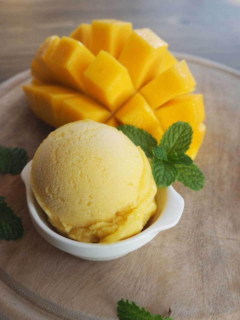 Manisan mangga es krim adalah kombinasi yang menggoda antara potongan mangga yang manis dengan lezatnya es krim yang dingin dan lembut. Berikut Bahan dan Cara Membuat Manisan Mangga Es krim