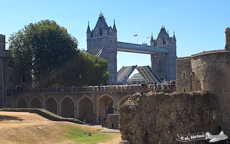 A Tower Bridge "aberta", vista de dentro da Torre de Londres.