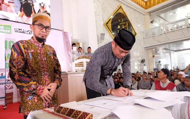    Pemkab Gowa - Ustadz Adi Hidayat Teken Kerjasama Program Satu Hafidz Satu Desa