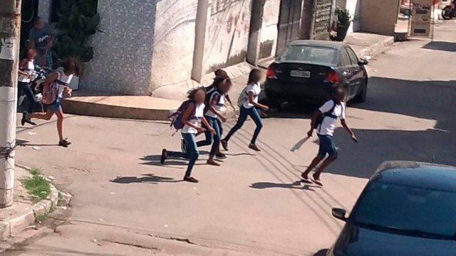 De acordo com a página Maré Vive, os confrontos se concentram nas comunidades Palace (Conjunto Esperança), Salsa, Merengue e Vila do João. Moradores denunciam que o helicóptero da polícia atirou do alto no horário em que as crianças saíam da escola.