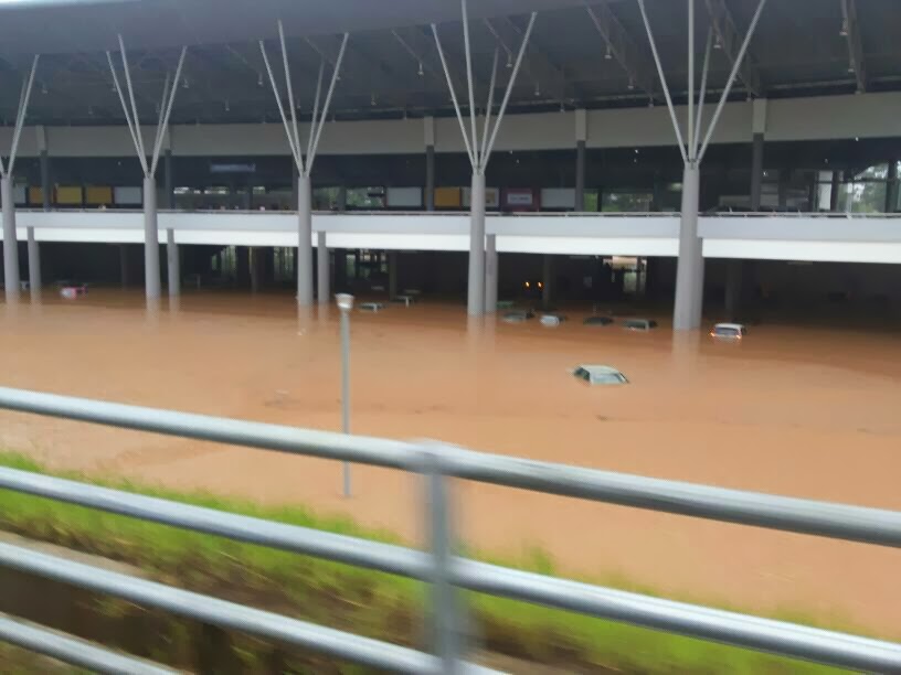 Video kereta Perdana cuba lalu banjir