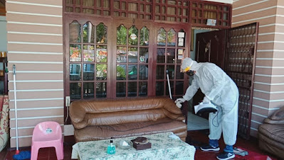 Cegah Penularan Covid, Polsek Tampan Lakukan Penyemprotan Disinfektan di Rumah Pasien