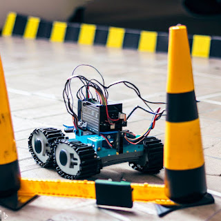 Arduino ile engelden kacan robot (Created with AI)