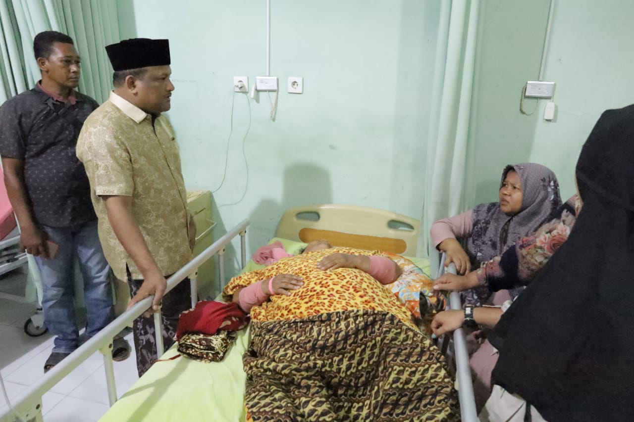 Turut Simpati, Mukhlis Takabeya Jenguk Korban Pembacokan Satu Keluarga di RSUD dr. Fauziah Bireuen