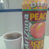 Um bebida que não parece muito chá e nem muito fruta, mas no geral até que não desagrada demais... bebendo AriZona Diet Iced Tea with Real Juice Peach em Emporio Chinatown.