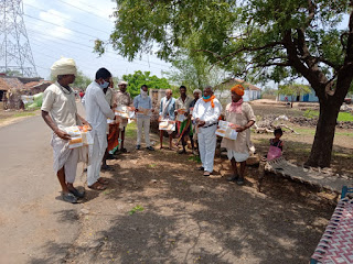 मंडल प्रभारी ताहेड ने घर घर जाकर किया पत्रको का वितरण