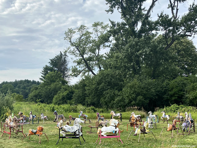 Caballitos de Juguete que Forman el  Ponyhenge en Massachusetts