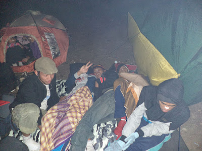 tidur di luar tenda